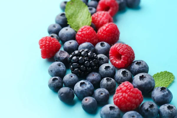 Composition Fresh Berries Mint Leaves Color Background Closeup — Stock Photo, Image