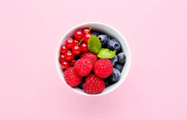 Bowl Fresh Ripe Berries Pink Background — Stock Photo, Image