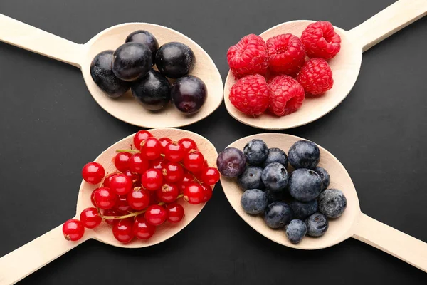 Composition Wooden Spoons Fresh Berries Dark Background Closeup — Stock Photo, Image