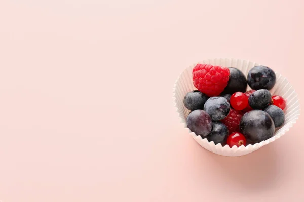 Paper Baking Cup Fresh Berries Pink Background — Stock Photo, Image
