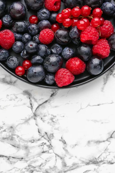 Plate Fresh Berries Light Background — Stock Photo, Image