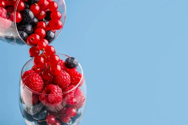 Pouring Fresh Berries Glass Color Background Closeup — Stock Photo, Image