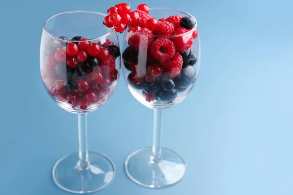 Glasses Fresh Berries Color Background — Stock Photo, Image