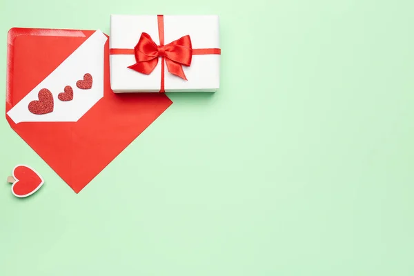 Gift Box Envelope Hearts Green Background Valentine Day Celebration — Φωτογραφία Αρχείου