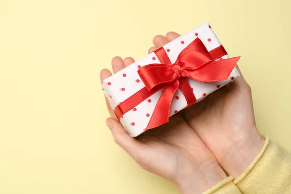 Woman Holding Gift Box Beautiful Bow Yellow Background Valentine Day — Stock Photo, Image