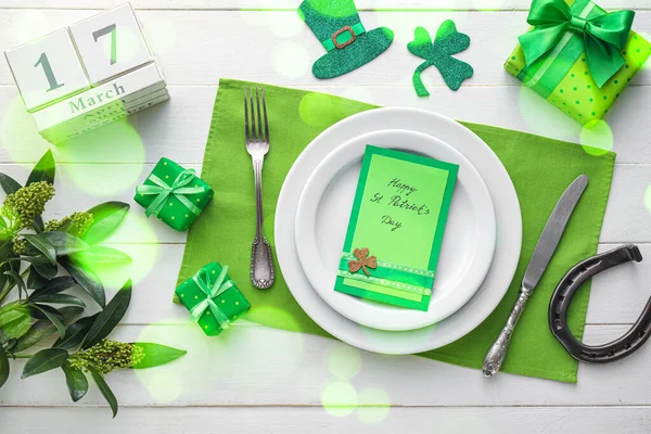 Beyaz ahşap arka planda Aziz Patrick Günü kutlamaları için güzel bir masa.