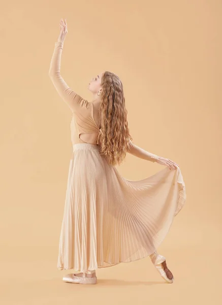Young Ballerina Dancing Beige Background — Stock Photo, Image