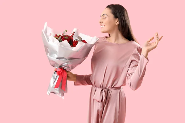 Молода Жінка Букетом Квітів Рожевому Тлі День Святого Валентина — стокове фото