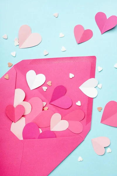 Конверт Бумажными Сердцами Синем Фоне Празднование Дня Святого Валентина — стоковое фото