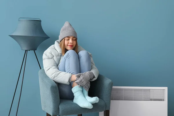 Frozen Young Woman Winter Clothes Heating Radiator Home — Stock Photo, Image