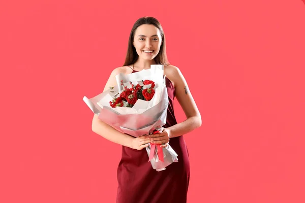 Молода Жінка Букетом Квітів Червоному Тлі День Святого Валентина — стокове фото