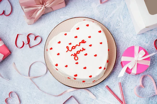 Plate Heart Shaped Bento Cake Gifts Grey Background Valentine Day — Stock Photo, Image