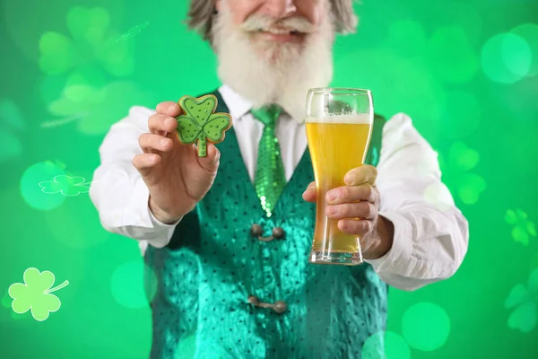 Senior Man Tasty Cookie Glass Beer Green Background Closeup Patrick — Fotografia de Stock