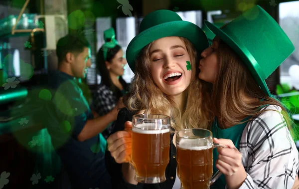 Jeunes Femmes Avec Bière Célébrant Saint Patrick Pub — Photo