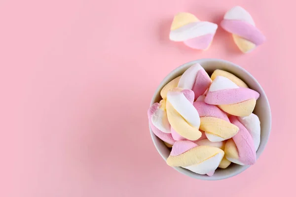 Bowl Tasty Twisted Marshmallows Pink Background — Stock Photo, Image
