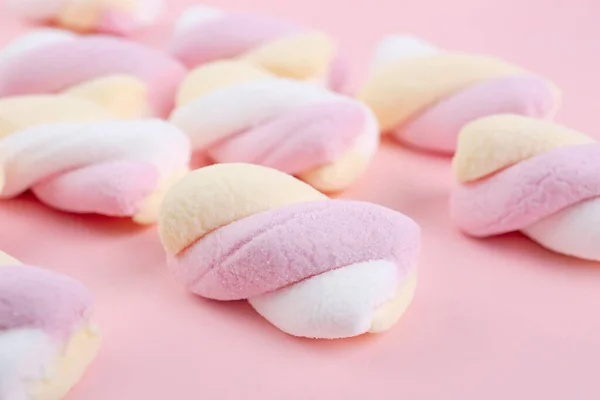 Many Tasty Twisted Marshmallows Pink Background Closeup — Stock Photo, Image