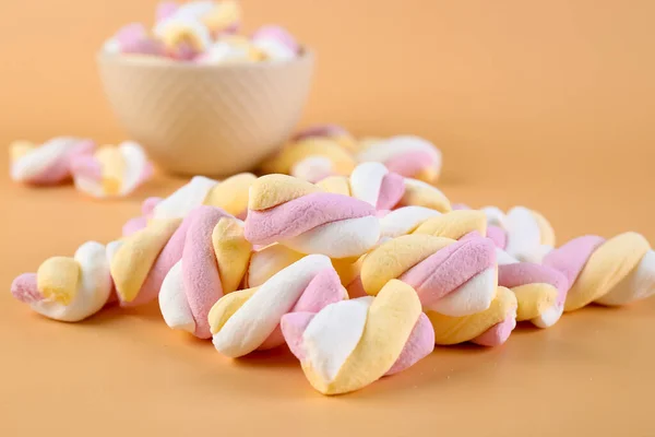Heap Tasty Twisted Marshmallows Beige Background — Stock Photo, Image