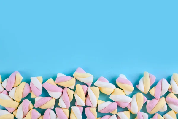 Line Made Tasty Twisted Marshmallows Blue Background — Stock Photo, Image