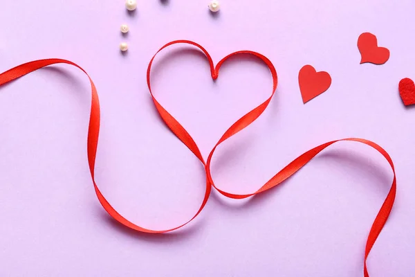 Червона Стрічка Серцями Намистинами Синьому Фоні День Святого Валентина — стокове фото