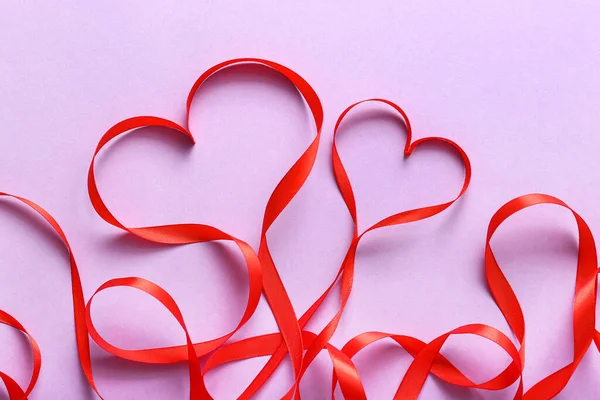 Серця Зроблені Червоної Стрічки Бузковому Фоні День Святого Валентина — стокове фото