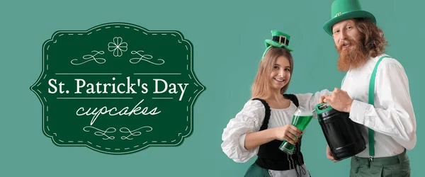 Young Couple Glass Beer Keg Green Background Patrick Day Celebration — Fotografia de Stock