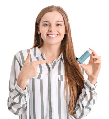 İnhaler beyaz arka plan üzerinde olan kadın