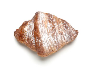 Beyaz arka plan üzerinde izole lezzetli kruvasan