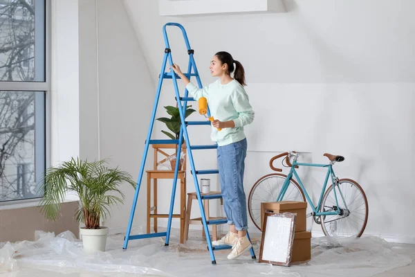 Young Woman Paint Roller Ladder Home — Stock Photo, Image