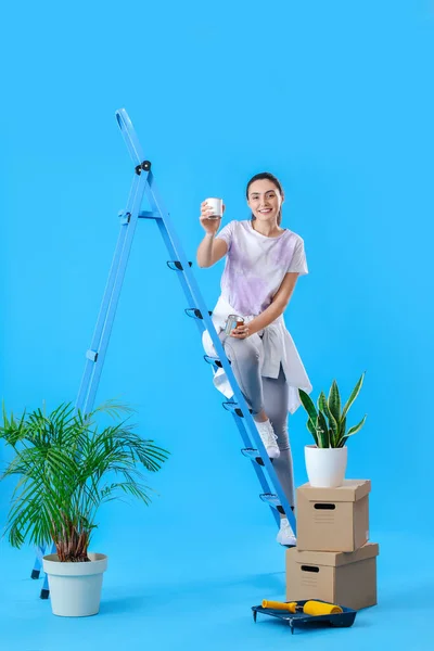 Young Woman Paint Cans Ladder Moving Boxes Blue Background — Stock Photo, Image