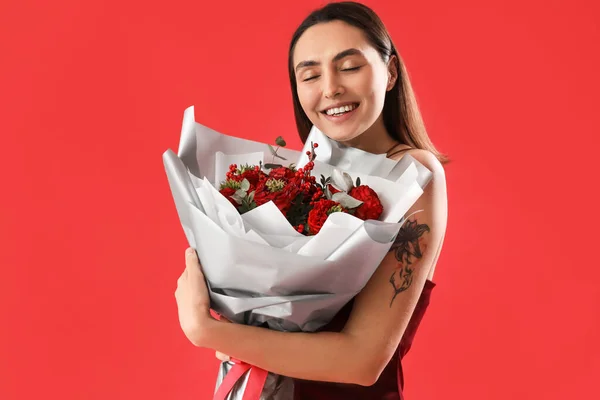 Молода Жінка Букетом Квітів Червоному Тлі День Святого Валентина — стокове фото