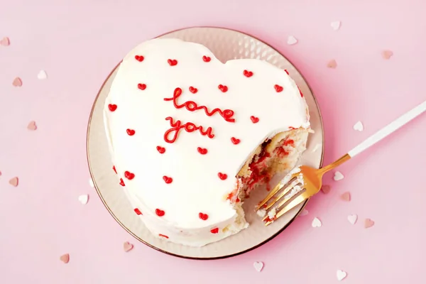 Plate Heart Shaped Bento Cake Pink Background Valentine Day Celebration — 스톡 사진