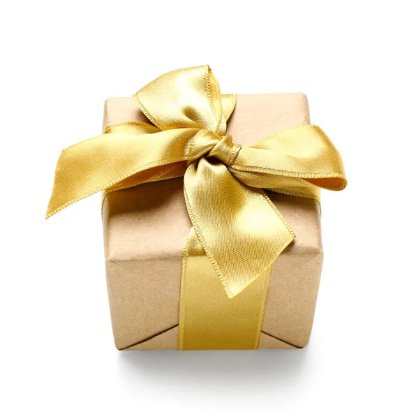 Beyaz arka planda izole edilmiş altın yay ile hediye kutusu
