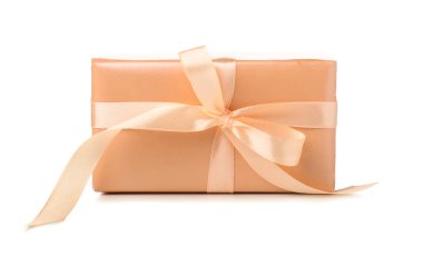 Beyaz arkaplanda izole edilmiş güzel hediye kutusu