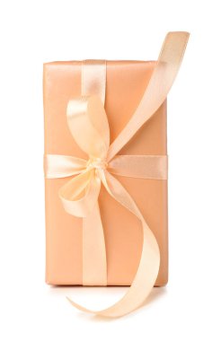 Beyaz arkaplanda izole edilmiş güzel hediye kutusu