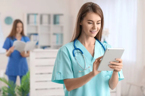 Female Medical Assistant Using Tablet Computer Clinic — Fotografia de Stock