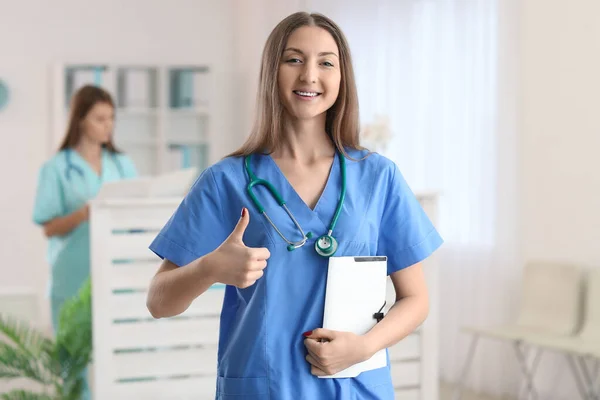 Female Medical Assistant Folder Showing Thumb Clinic — Fotografia de Stock