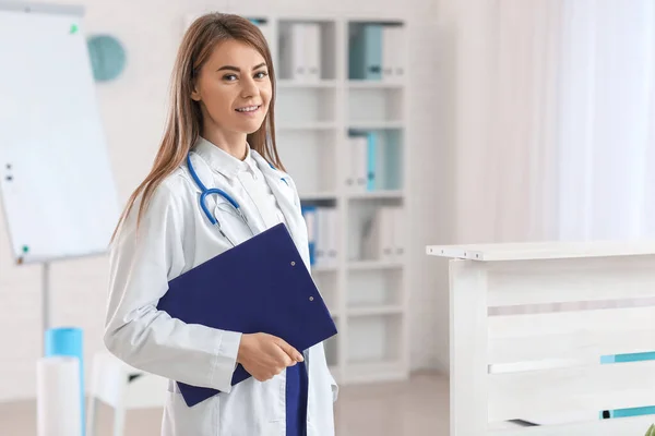 Vrouwelijke Arts Met Klembord Het Ziekenhuis — Stockfoto