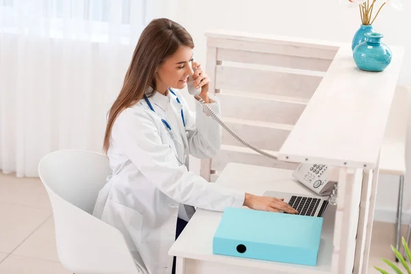 Female Doctor Talking Telephone Reception Clinic — Fotografia de Stock