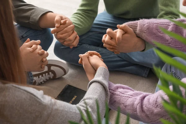 Group People Praying Holy Bible Home Closeup — Foto de Stock