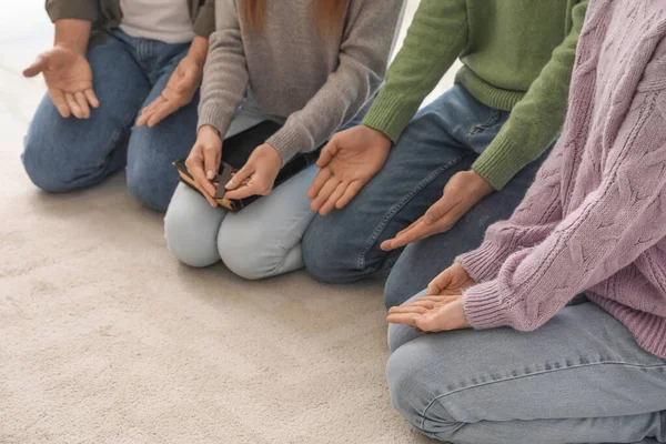 Group People Praying Holy Bible Home — Stock Photo, Image