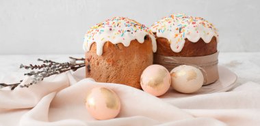 Enfes Paskalya kekleri ve hafif arka planda yumurtalar