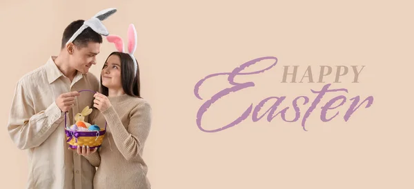 Banner Happy Young Couple Bunny Ears Easter Eggs Basket Beige — Stock fotografie