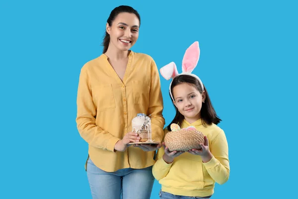 Beautiful Woman Her Little Daughter Easter Cake Eggs Blue Background — Stock fotografie