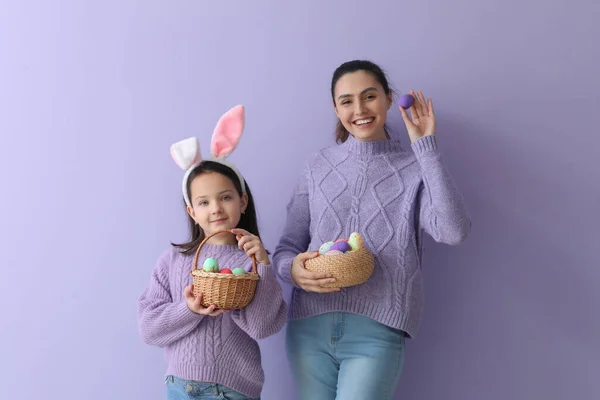 Beautiful Woman Her Little Daughter Easter Eggs Lilac Background — Stock fotografie