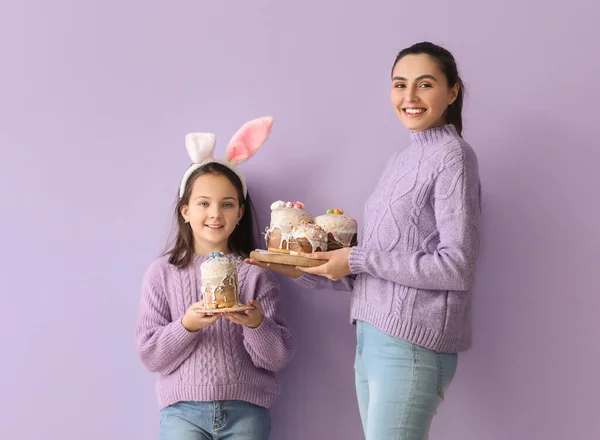 Beautiful Woman Her Little Daughter Easter Cakes Lilac Background — Stock fotografie