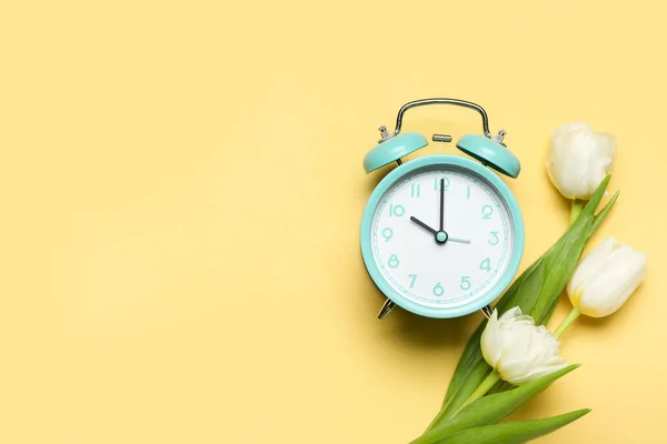 Alarm Clock Beautiful Tulips Color Background — стоковое фото