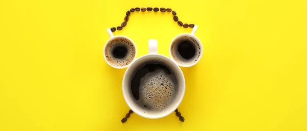 Alarm Hodiny Šálků Kávou Fazolemi Žlutém Pozadí Nápis Pro Design — Stock fotografie