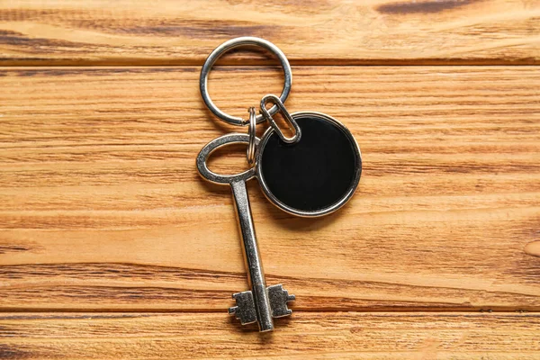 Key Keychain Wooden Background — Φωτογραφία Αρχείου