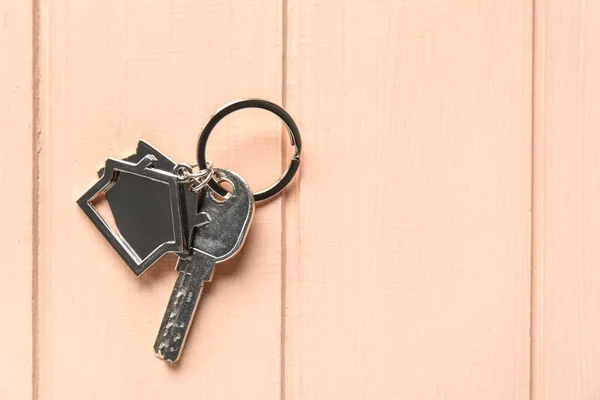 Key House Shape Keychain Color Wooden Background — Φωτογραφία Αρχείου