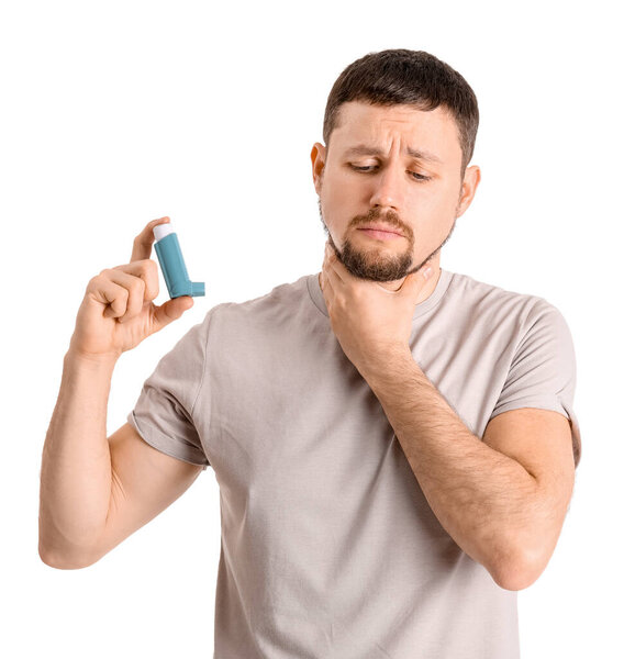 Больной человек с ингалятором на белом фоне